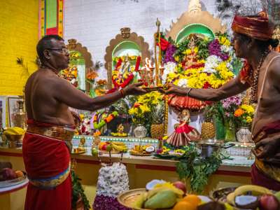 Qui, nel principale luogo di culto della comunit� mauriziana tamil di Bari, c�� tempo per le ultime preghiere e le benedizioni finali e per concludere la lunga celebrazione dedicata alla dea Mariamman